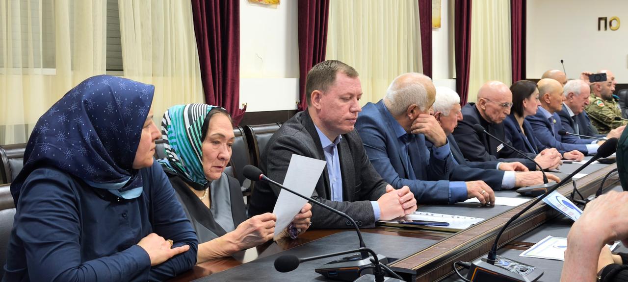 «Герои Отечества: наследие мужества и чести». В Махачкале прошел круглый стол, посвященный Дню Героев Отечества